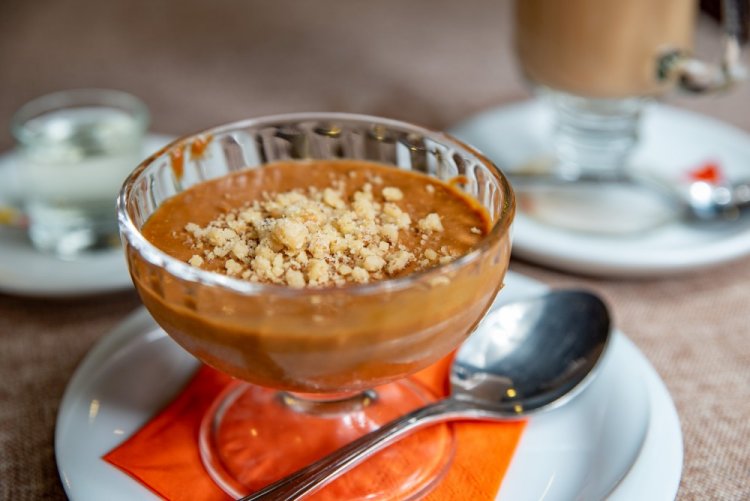 Крем с вареной сгущенкой и орехами для торта