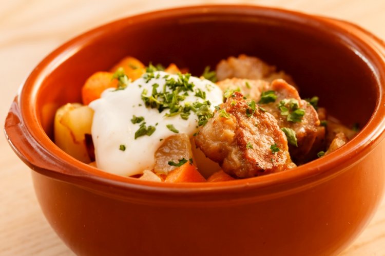 Картошка с мясом и сметаной в горшочках