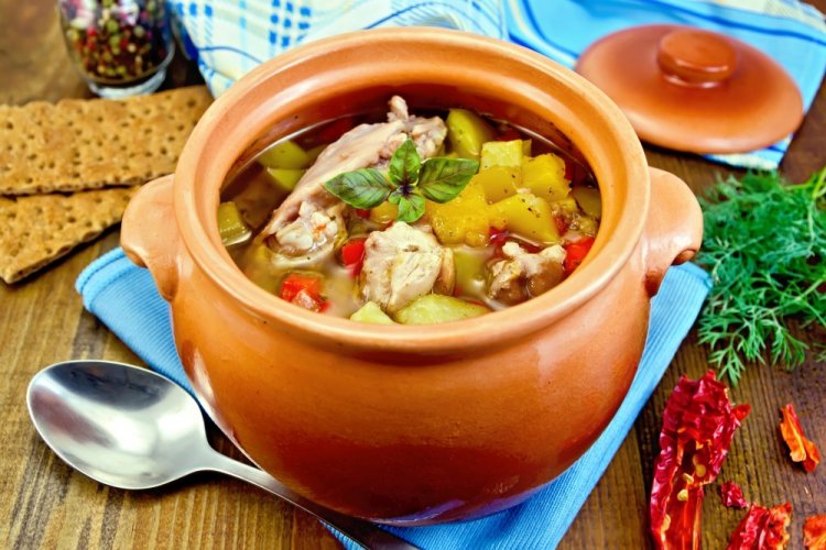 Картошка с курицей в горшочках