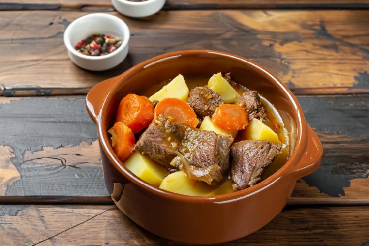 Картошка с мясом и томатом в горшочках