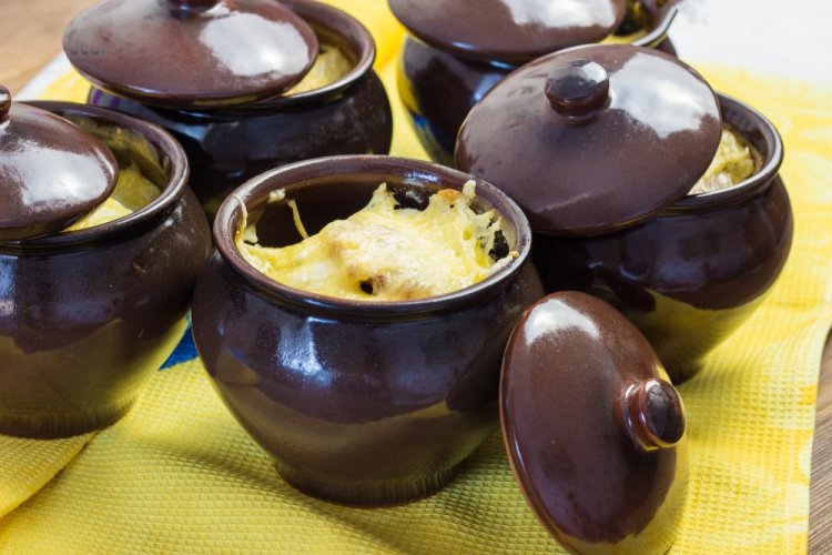 Картошка с мясом, грибами и сыром в горшочках