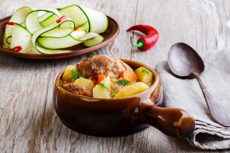 Картошка с мясом и капустой в горшочках