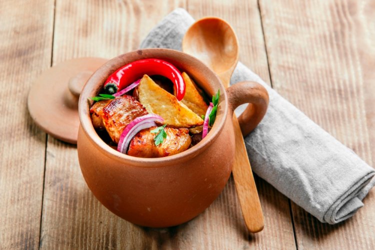 Картошка с мясом и соевым соусом в горшочках