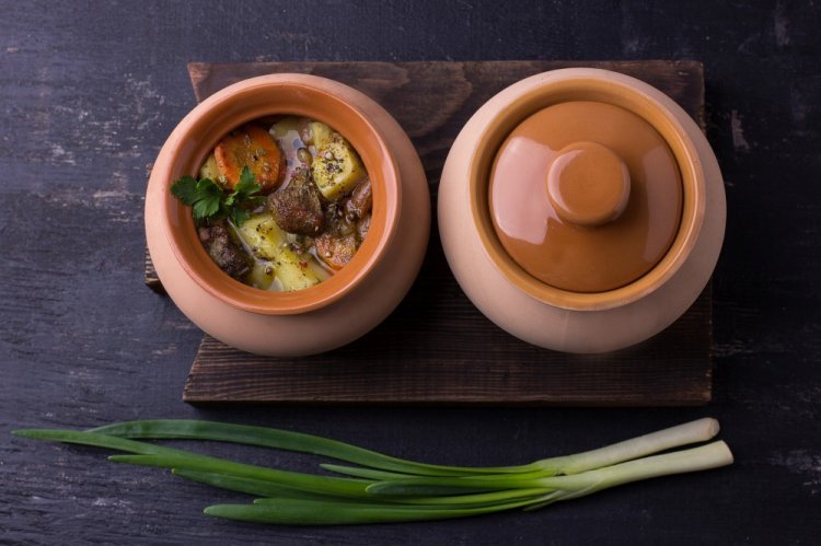 Картошка с мясом и фасолью в горшочках