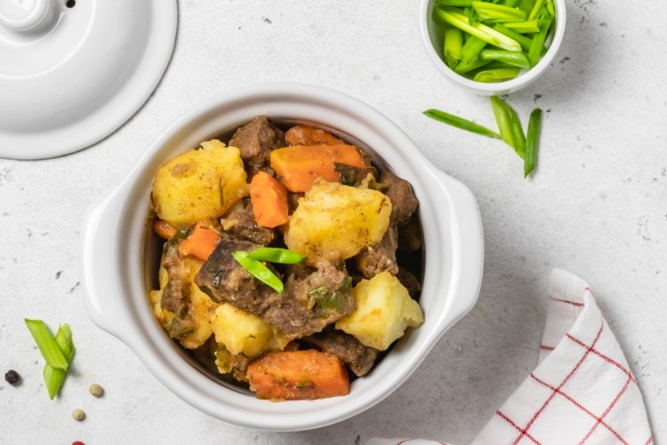 Картошка с мясом и тыквой в горшочках