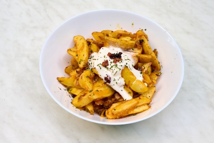 Жареная картошка с луком и сметаной