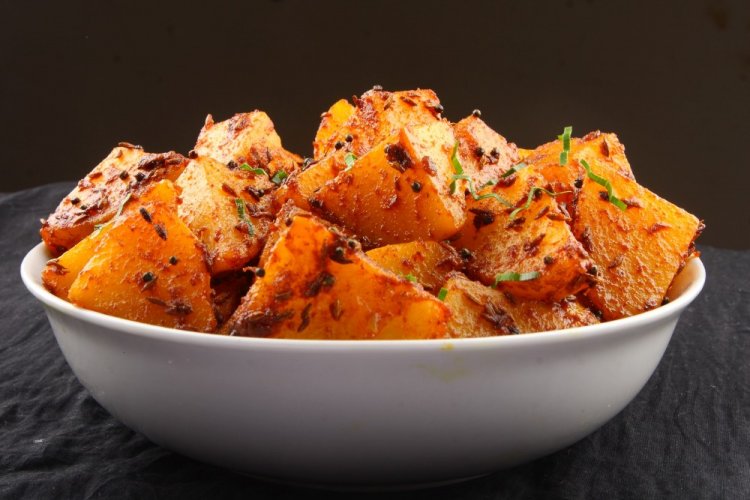 Жареная картошка с луком и томатом