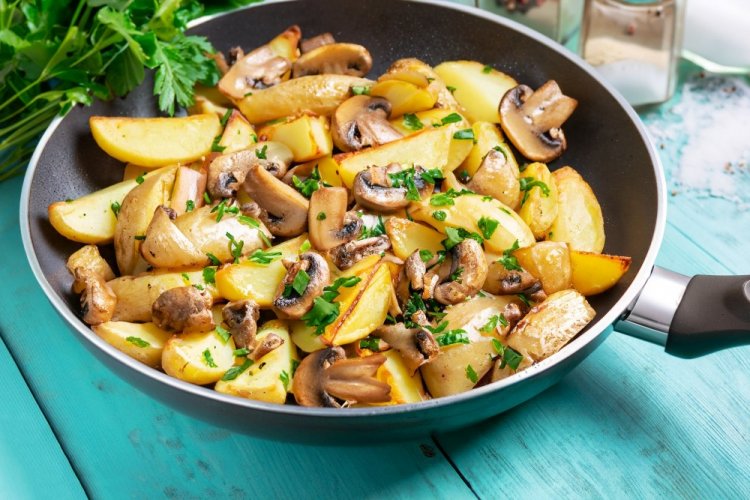 Жареная картошка с луком и грибами на сковороде