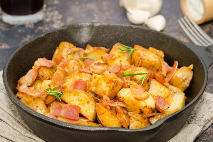 Жареная картошка с луком и беконом