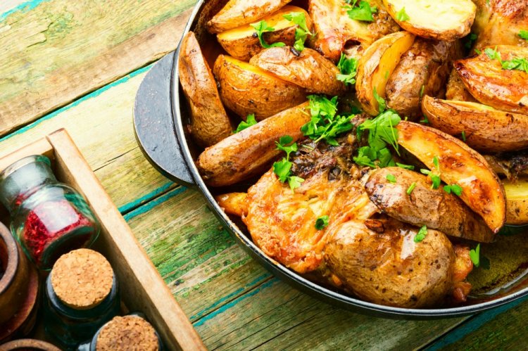 Жареная картошка с луком и курицей на сковороде