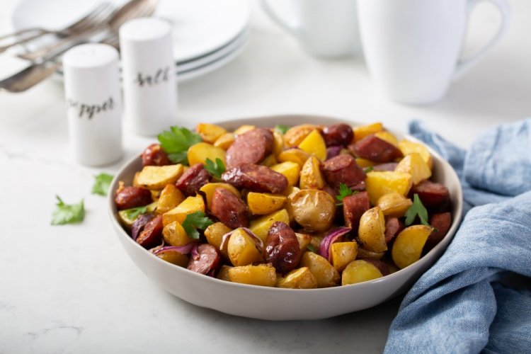Жареная картошка с луком и сосисками на сковороде