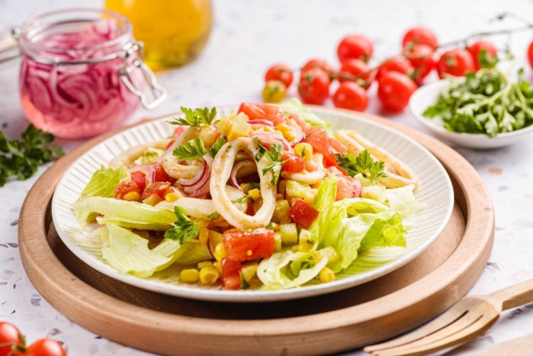 Салат с кукурузой и морепродуктами