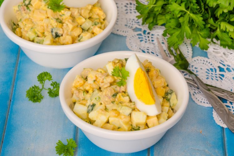 Салат с кукурузой и печенью трески