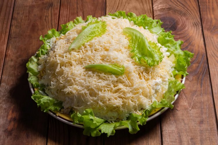 Салат с кукурузой, курицей и ананасами