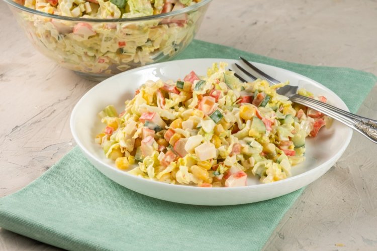 Салат с капустой, кукурузой и крабовыми палочками