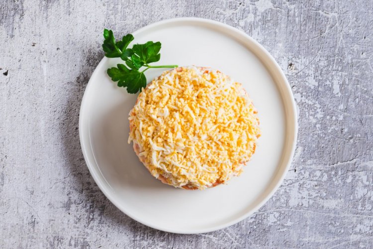 Салат с кукурузой, ветчиной и корейской морковью