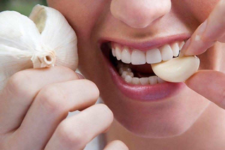 Как убрать изо рта запах чеснока и лука