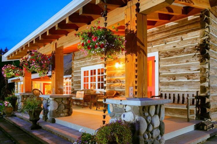 Как оформить крыльцо частного дома - Открытое крыльцо с навесом