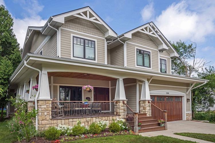 Как оформить крыльцо частного дома - Крыльцо-терраса с ограждением