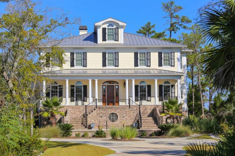 Как оформить крыльцо частного дома - Крыльцо с подходом с двух сторон