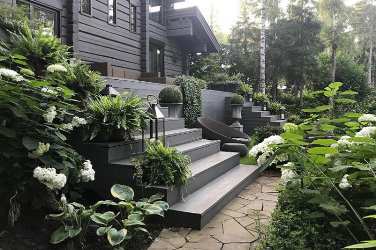 Как оформить крыльцо частного дома - Крыльцо с клумбами