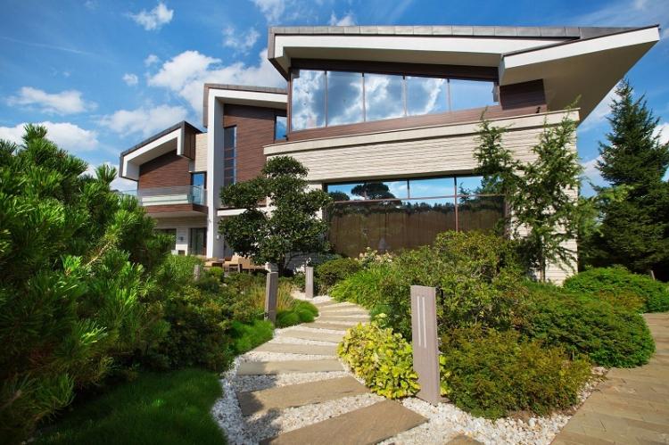 Как оформить крыльцо частного дома - Крыльцо с клумбами