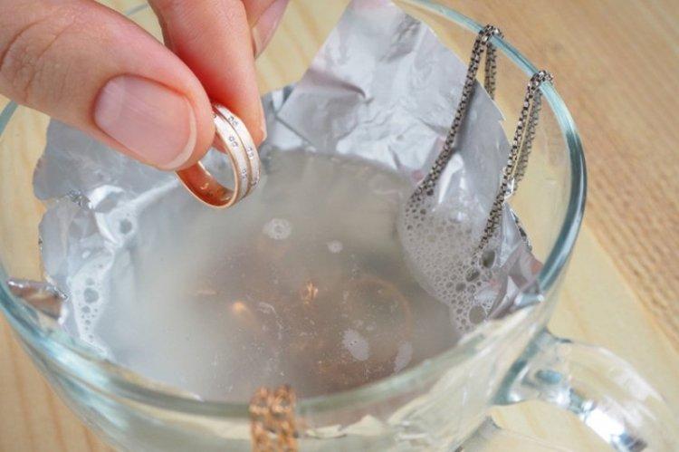 Сода и фольга - Как почистить золото в домашних условиях