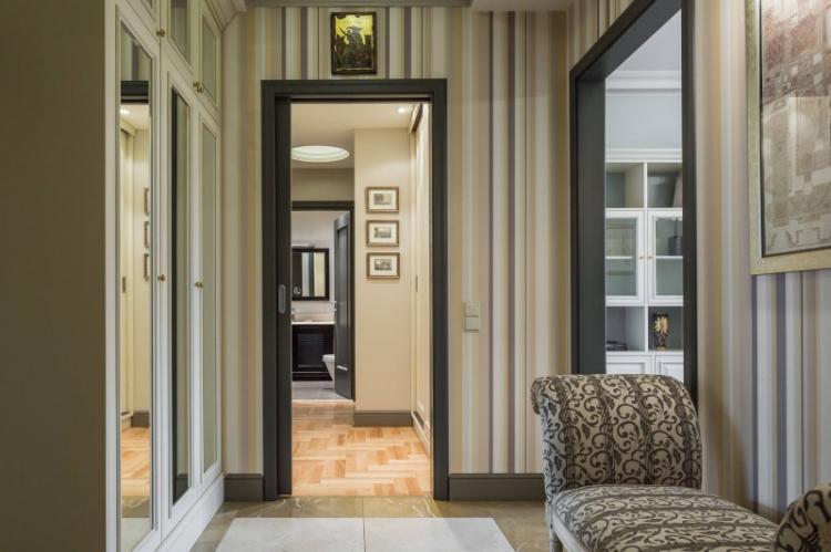 Как подобрать обои к мебели в прихожей