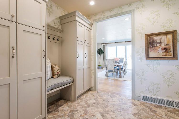 Как подобрать обои к мебели в прихожей