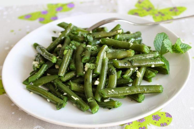 Салат из спаржевой фасоли и чесночных стрелок - Как приготовить стрелки чеснока быстро и вкусно