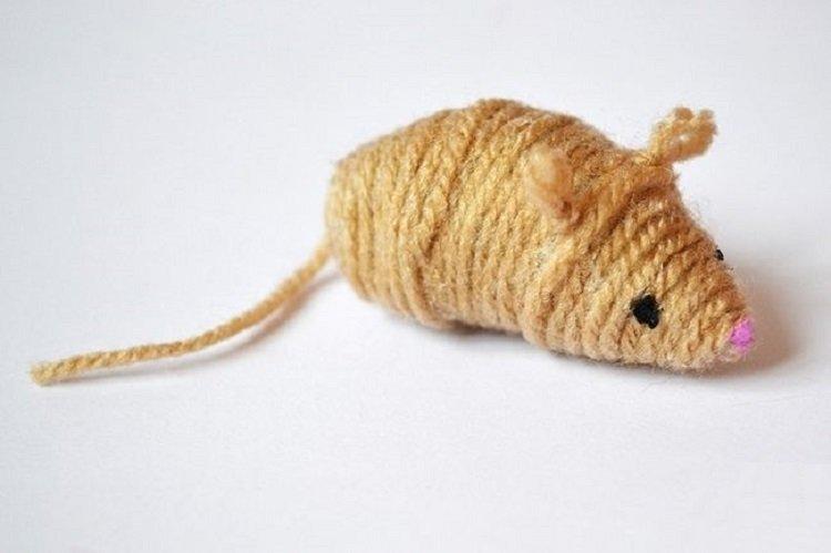 Новогодние крысы из ниток - Как украсить квартиру на Новый год 2020