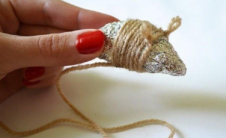 Новогодние крысы из ниток - Как украсить квартиру на Новый год 2020