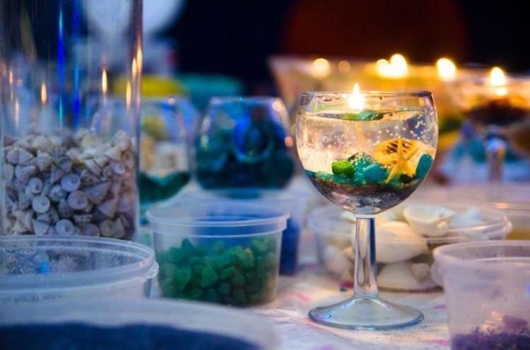 Прозрачные свечи в новогодних бокалах - Как украсить квартиру на Новый год 2020