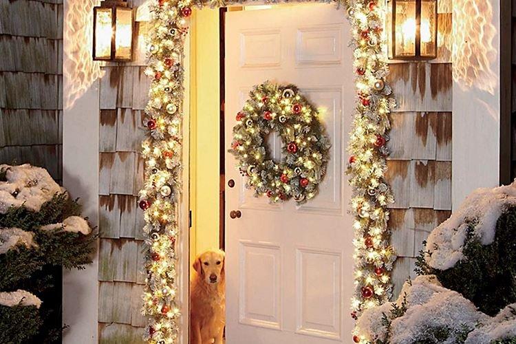 Как украсить входную дверь на Новый год - фото и идеи