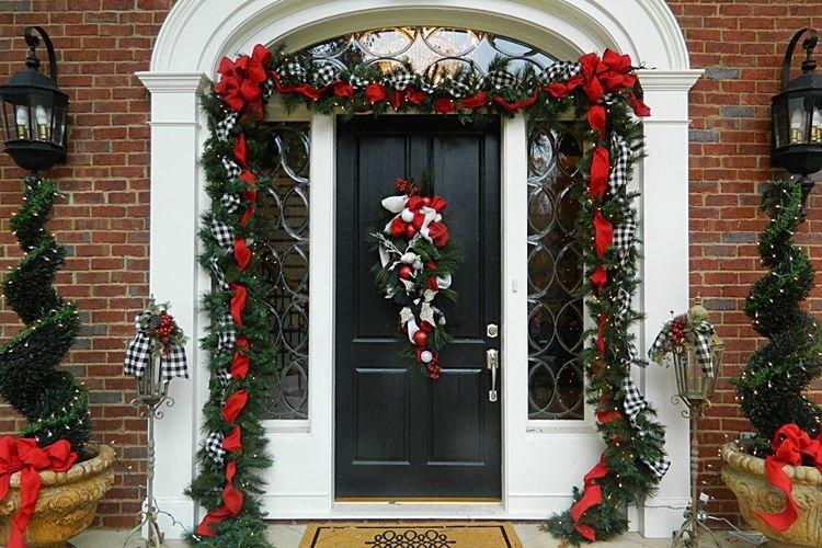 Как украсить входную дверь на Новый год - фото и идеи