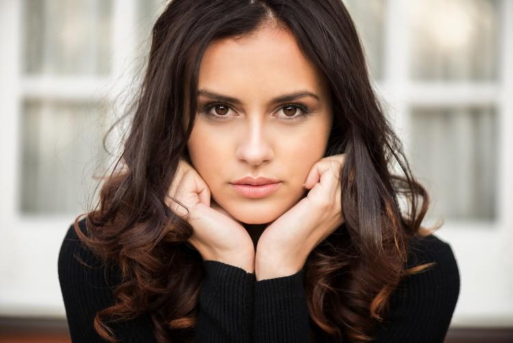 Какой цвет волос подходит к карим глазам