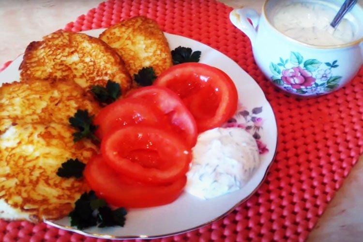 Картофельные драники с творогом и сметанным соусом - рецепт пошагово с фото