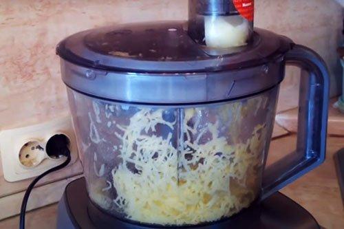 Картофельные драники с творогом и сметанным соусом - пошаговый рецепт