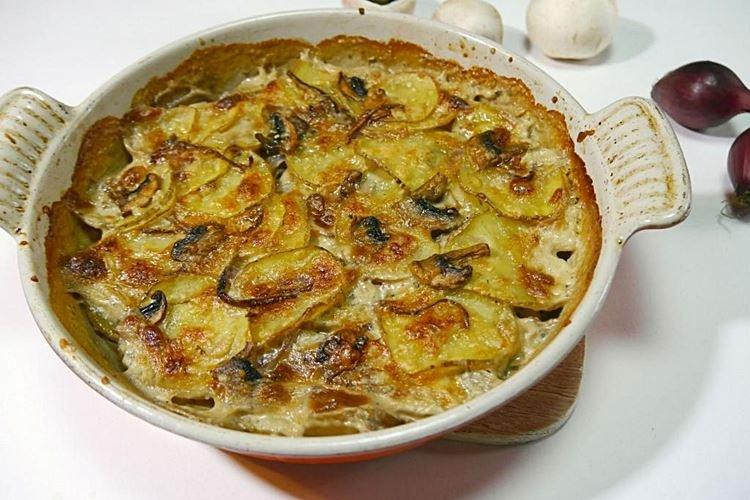 Картошка с грибами под сметаной и майонезом в духовке - рецепты