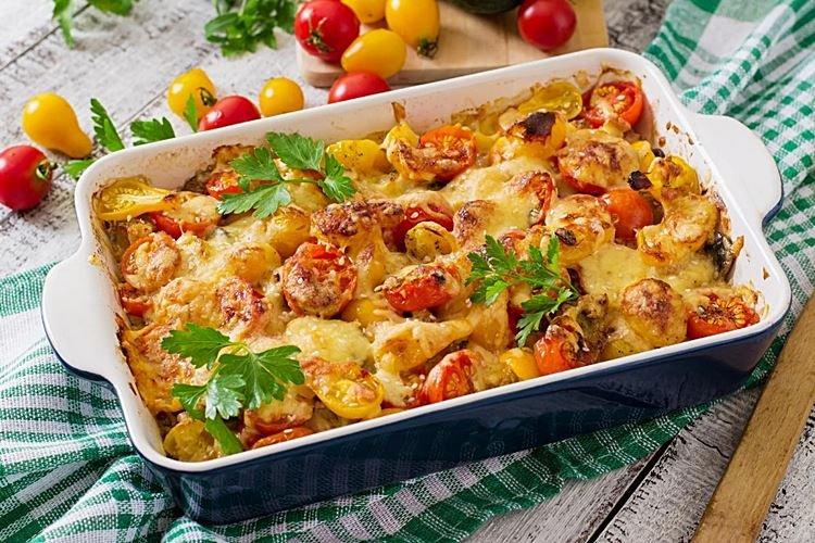 Картошка с грибами, томатами и песто в духовке - рецепты