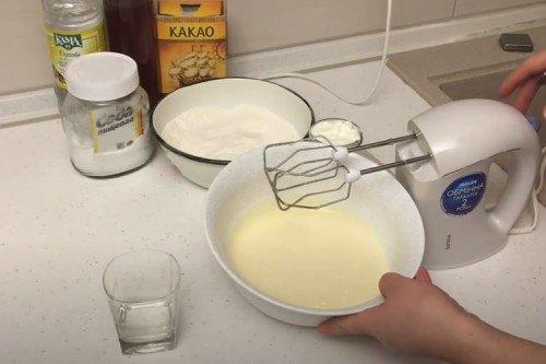 Пышный сметанник с алкоголем - пошаговый рецепт