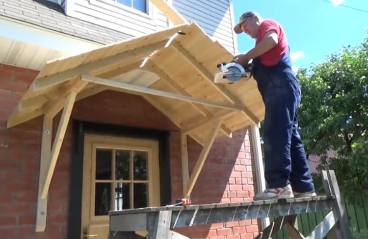 Двухскатный козырек над крыльцом своими руками