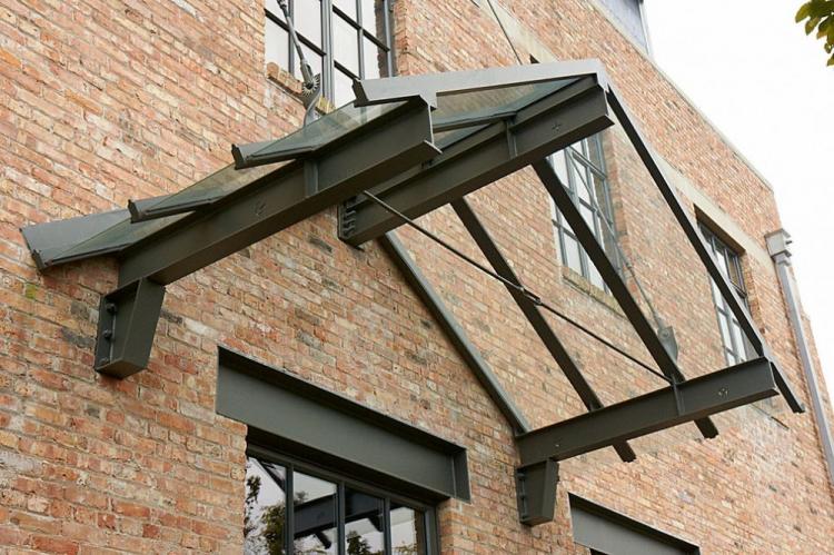 Козырек над крыльцом своими руками - фото-идеи