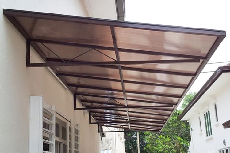 Козырек над крыльцом своими руками - фото-идеи