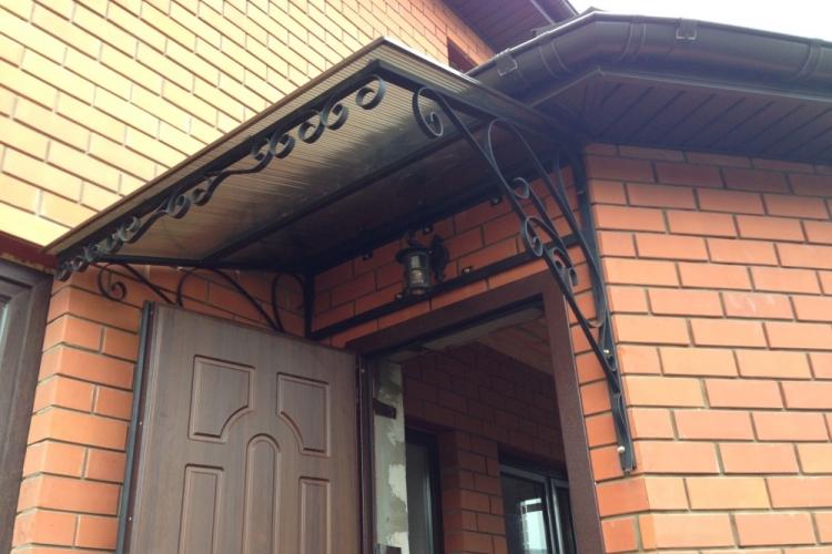 Козырек над крыльцом своими руками - фото-идеи