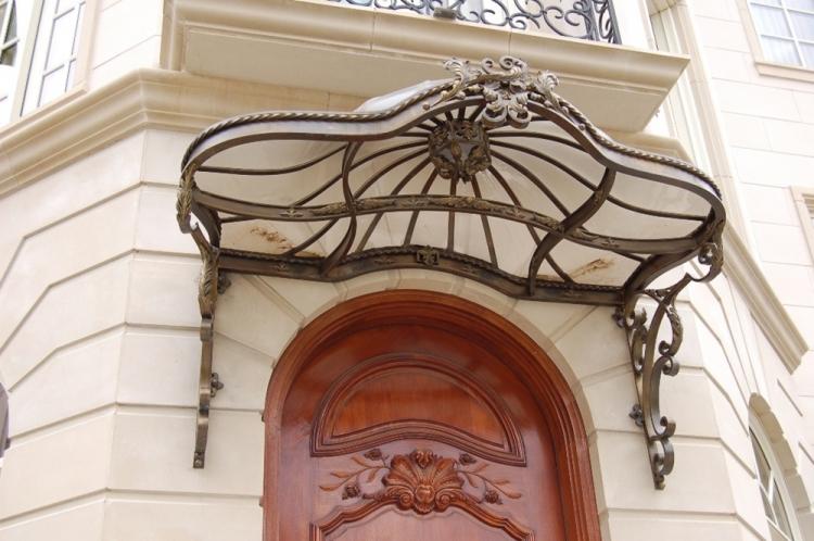 Козырек над крыльцом своими руками - фото-идеи