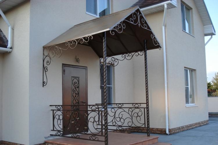 Козырек над крыльцом своими руками - фото-идеи