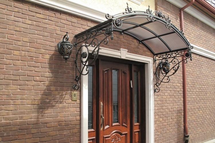 Козырек над крыльцом своими руками - фото-идеи