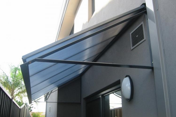 Козырек над крыльцом своими руками - фото-идеи