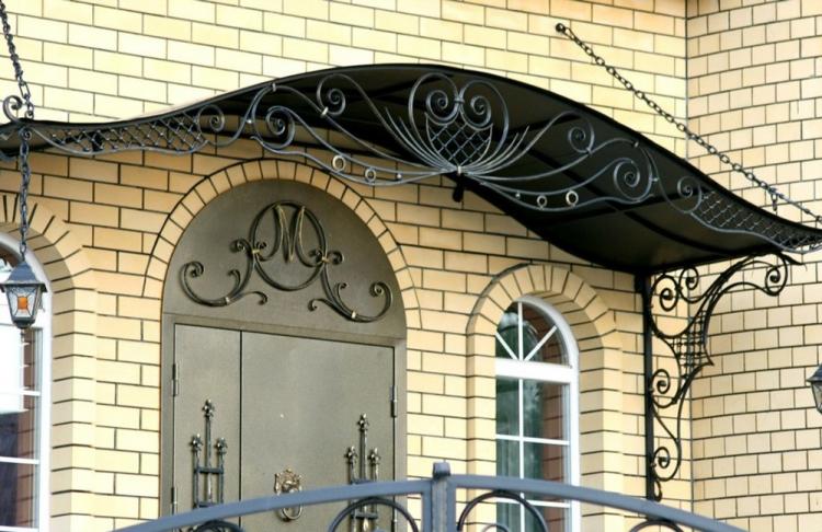 Козырек над крыльцом своими руками - фото-идеи